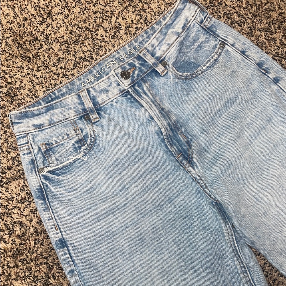 American Eagle Outfitters Blue Denim Mom Straight Ripped Jeans Size 6S | NWOT - Picture 2 of 8